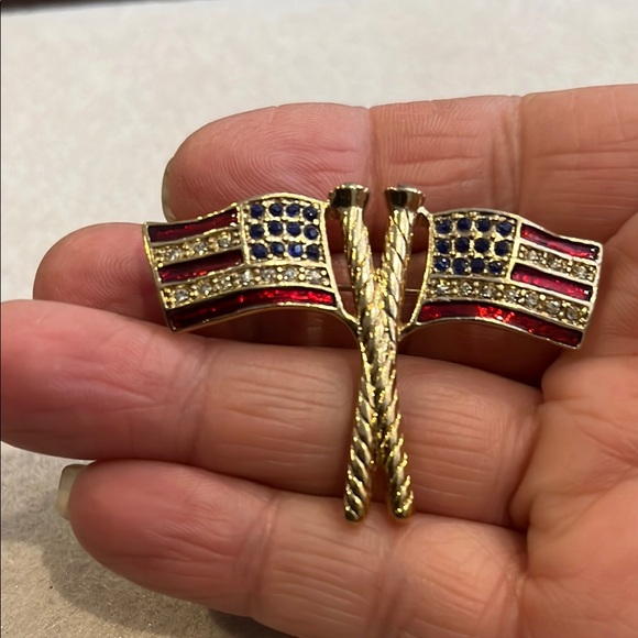Vintage Jewelry - Vintage crisscrossed American 🇺🇸 flag brooch